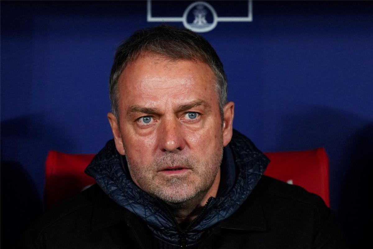 هانز فليك يتلقى دفعة معنوية قبل لقاء جيرونا في الدوري الاسباني