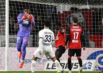 فيديو باريس سان جيرمان يسقط بثلاثية أمام رين ويعرض صدارته للخطر في الدوري الفرنسي