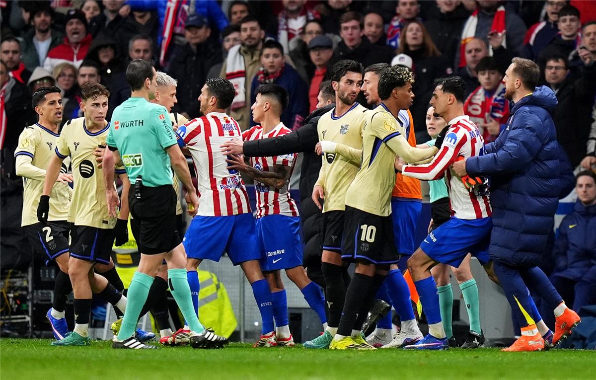 برشلونة يوجه شكوى إلى الاتحاد الإسباني بسبب مواجهة أتلتيكو مدريد في كأس ملك إسبانيا 