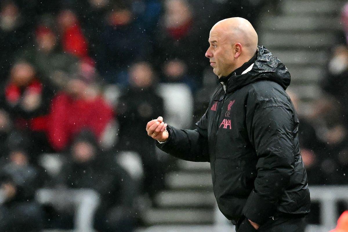 تليجراف تكشف موقف إدارة ليفربول من إقالة سلوت نهاية الموسم