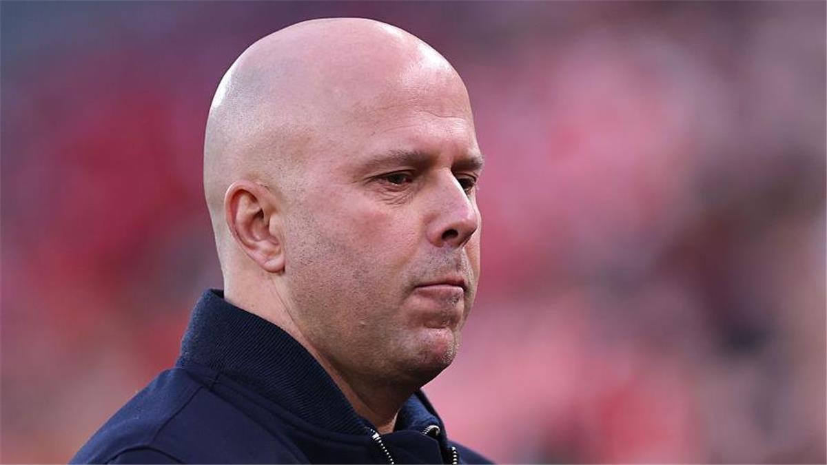 فيل طومسون يقدم حلًا لـ سلوت لعلاج أزمة مركز الظهير الأيمن في ليفربول