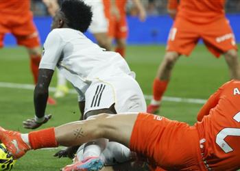 موندو ديبورتيفو لاعبو ريال مدريد يتظاهرون بالسقوط ويهددون رقم برشلونة القياسي