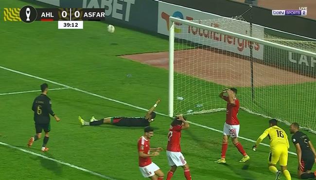 مدافع الجيش الملكي يحرم محمد علي بن رمضان من تسجيل هدف محقق للاهلي