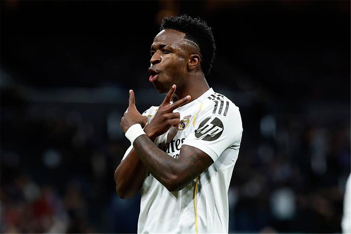 فينيسيوس يفتح باب التكهنات بشأن مستقبل نجم ليفربول بتصريح مثير 