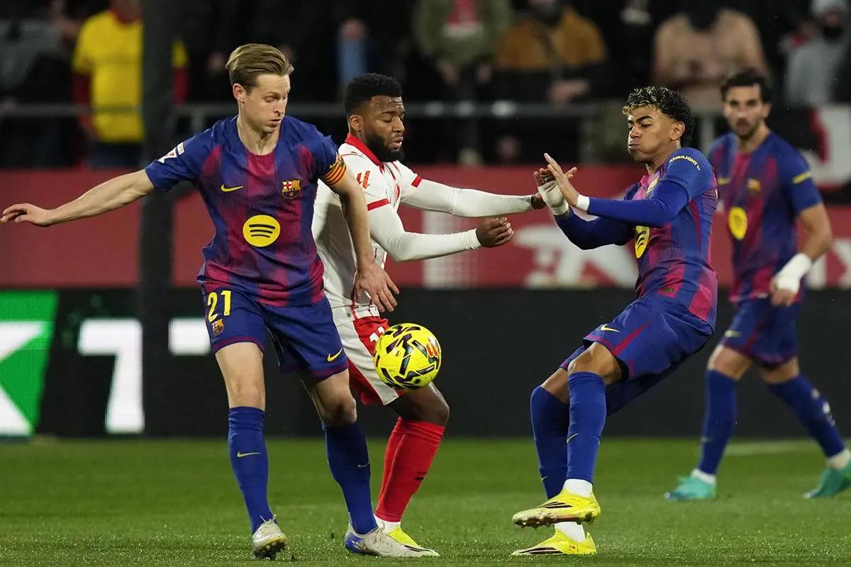 جيرونا يمنح ريال مدريد هدية ذهبية ويفوز على برشلونة بثنائية في الدوري الإسباني 