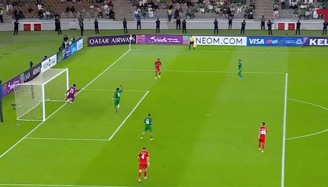 هدف الاهلي السعودي الثاني في مرمي الاهلي الاماراتي بعد خطأ من حمد المقبالي