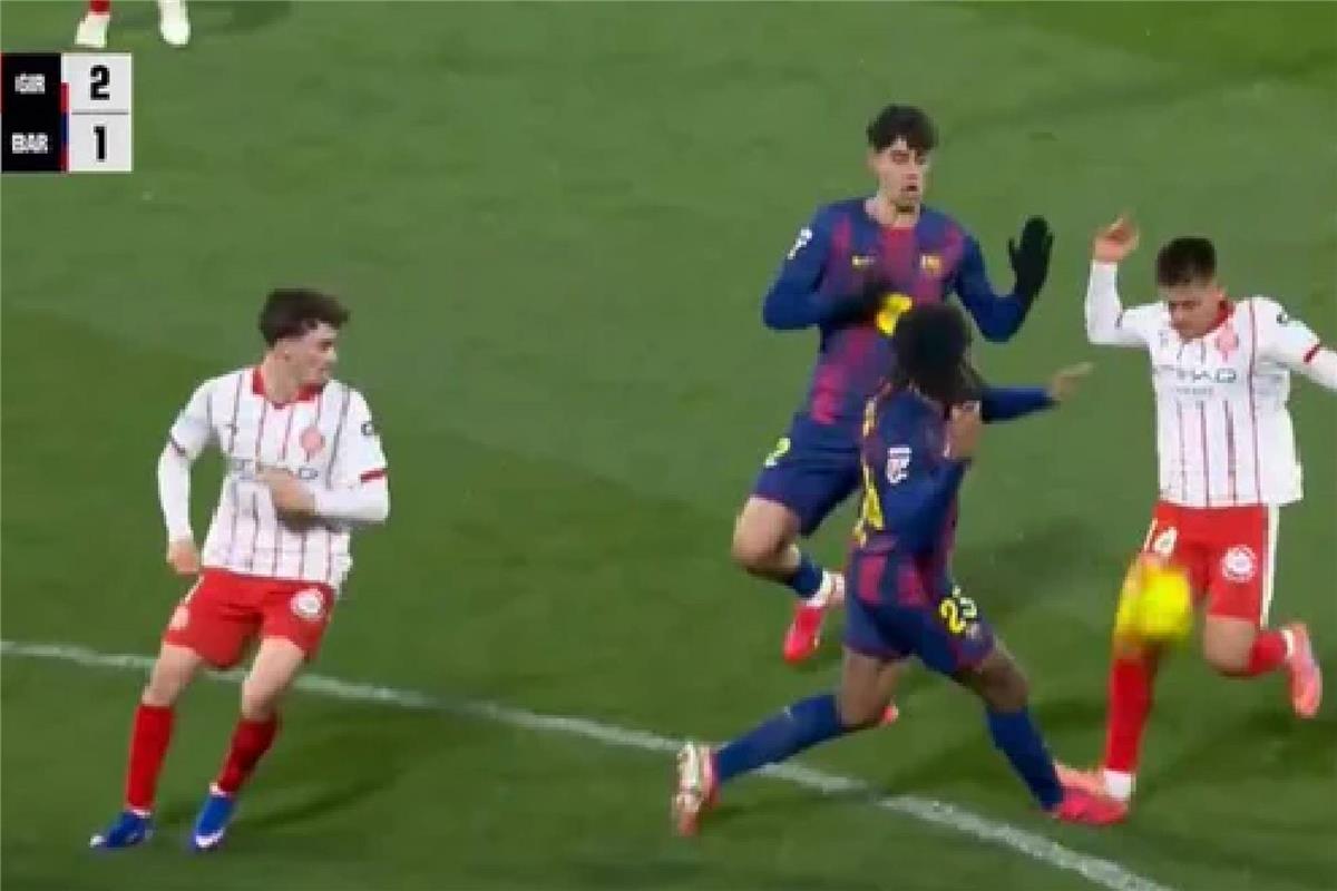 خبير تحكيمي يوضح مدى صحة هدف جيرونا المثير للجدل أمام برشلونة