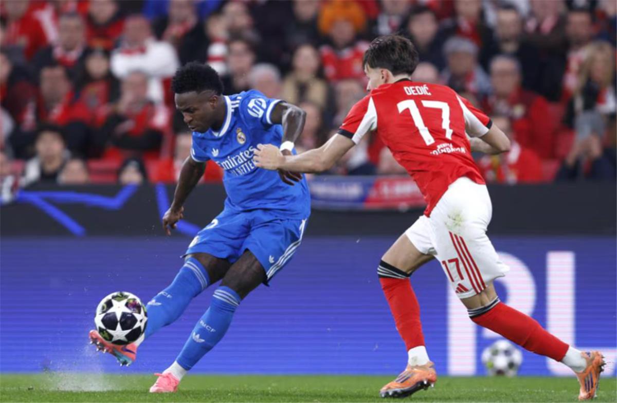 ماركا توضح سبب إيقاف مباراة ريال مدريد وبنفيكا.. وتفاصيل العنصرية ضد فينيسيوس