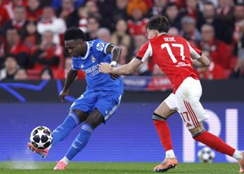 فيديو ماركا توضح سبب إيقاف مباراة ريال مدريد وبنفيكا وتفاصيل العنصرية ضد فينيسيوس