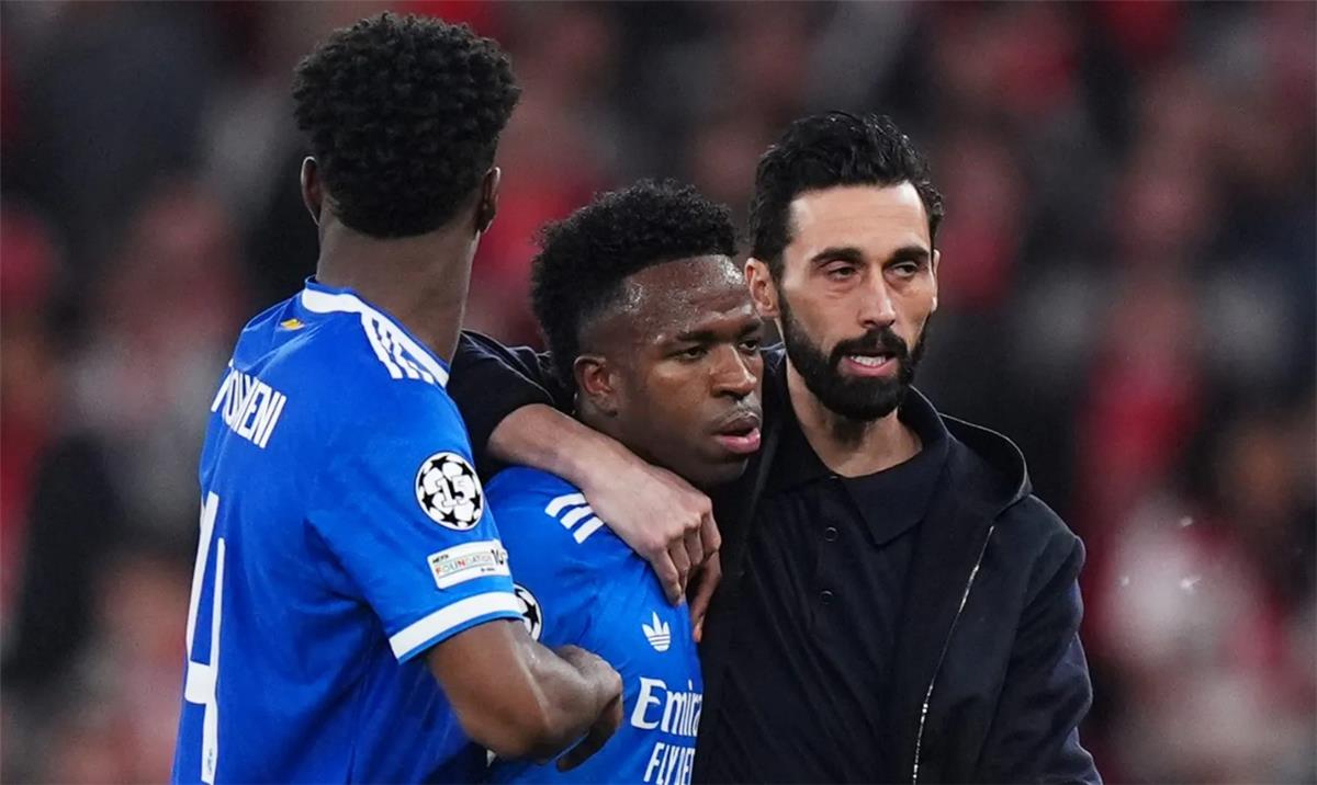 ميكا ريتشاردز: بريستياني جبان وأشعر بالشفقة على فينيسيوس