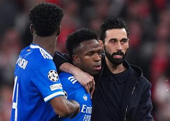 ميكا ريتشاردز بريستياني جبان وأشعر بالشفقة على فينيسيوس