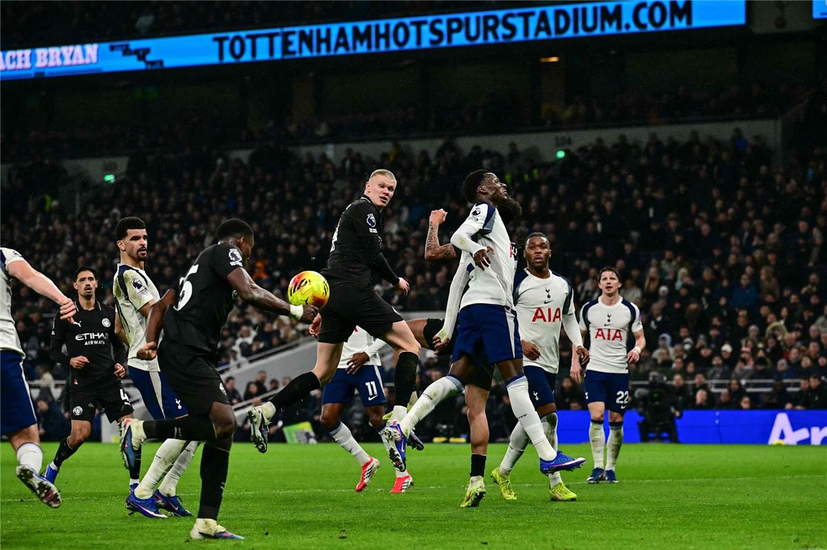 جماهير مانشستر سيتي تهاجم هالاند بسبب سلوكه أمام توتنهام.. ما علاقة مرموش؟