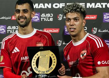 فيديو لاعب الأهلي يطلب من إمام عاشور منح جائزة رجل المباراة لـ بلعمري