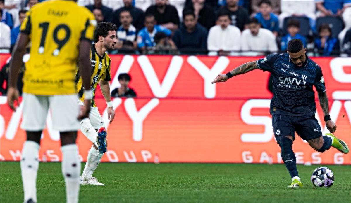 فيديو | بـ10 لاعبين.. الاتحاد يفرض التعادل على الهلال ويزيحه من صدارة الدوري السعودي