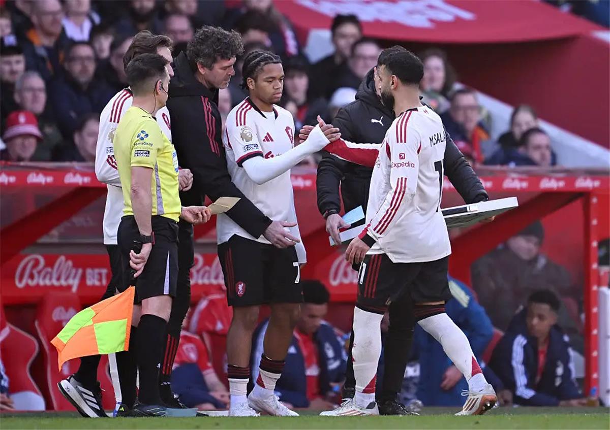 رد فعل مثير للجدل من محمد صلاح بعد استبداله أمام نوتينجهام فورست