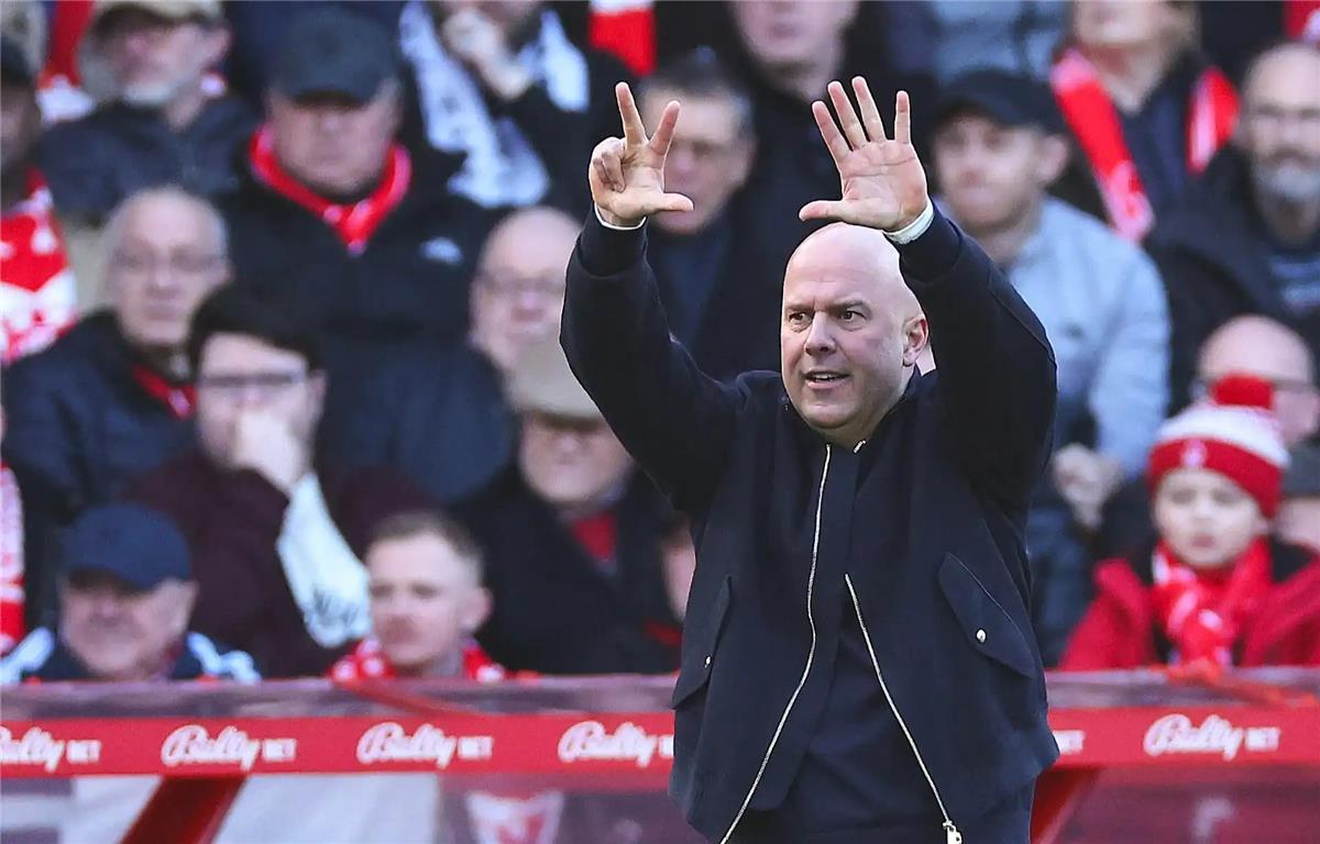 تصرف غريب من سلوت في مباراة ليفربول ونوتينجهام