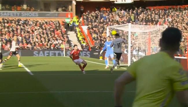 بعد تمريرة رائعه من محمد صلاح جونز يهدر هدف محقق امام نوتينجهام