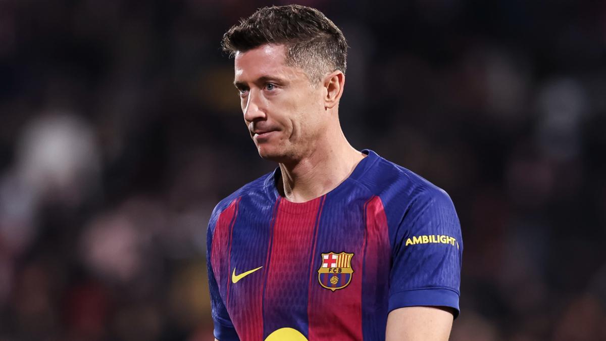 غضب وإحباط.. استبدال ليفاندوفسكي يزيد الشكوك بشأن مستقبله مع برشلونة