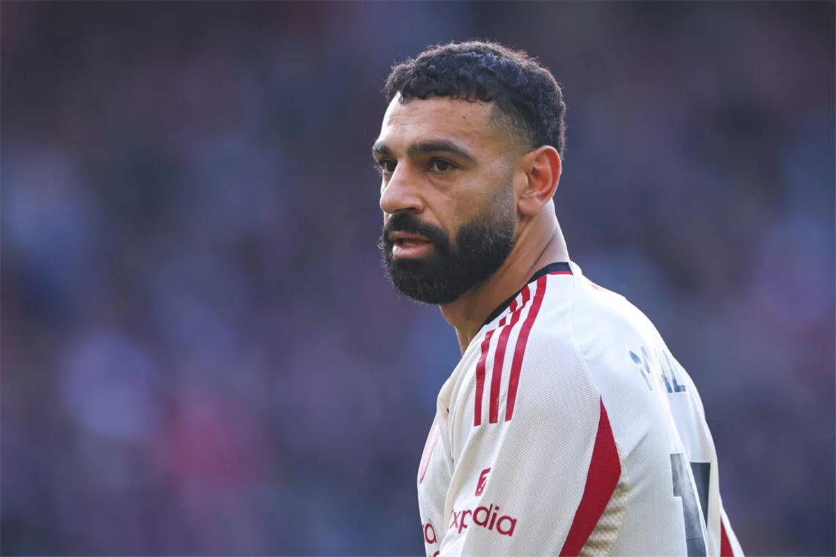 تصرف غريب من محمد صلاح تجاه الصحفيين بعد مباراة ليفربول ونوتينجهام