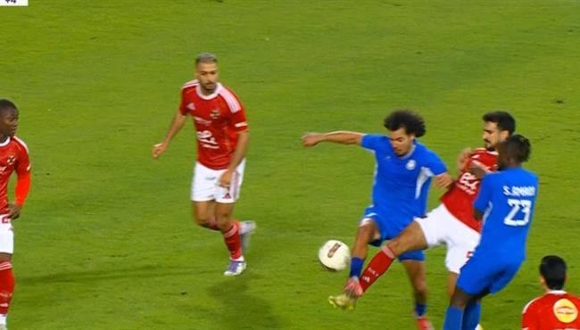 لاعبي سموحة يطالبون بركلة جزاء امام الاهلي بالدوري المصري