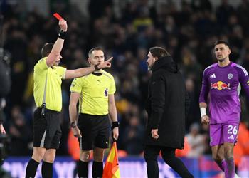 دراما متأخرة طرد مدرب ليدز بعد مهاجمته حكم مباراة مانشستر سيتي