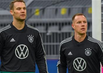 كومباني يرد على الشائعات حول نوير بعد جراحة تير شتيجن