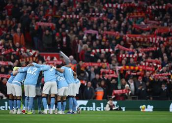 جماهير ليفربول تهاجم لاعب مانشستر سيتي خلال قمة الدوري الإنجليزي