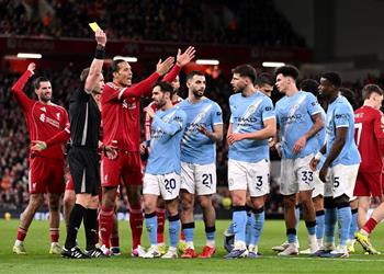 الدوري الإنجليزي يوضح سبب عدم طرد مارك جويهي رغم تمزيقه قميص محمد صلاح