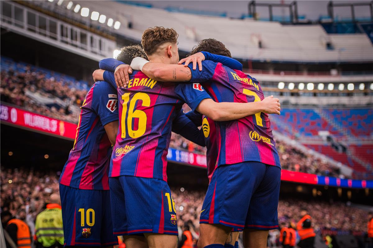 لاعبو برشلونة يشيدون بـ لامين يامال: محظوظون بوجوده