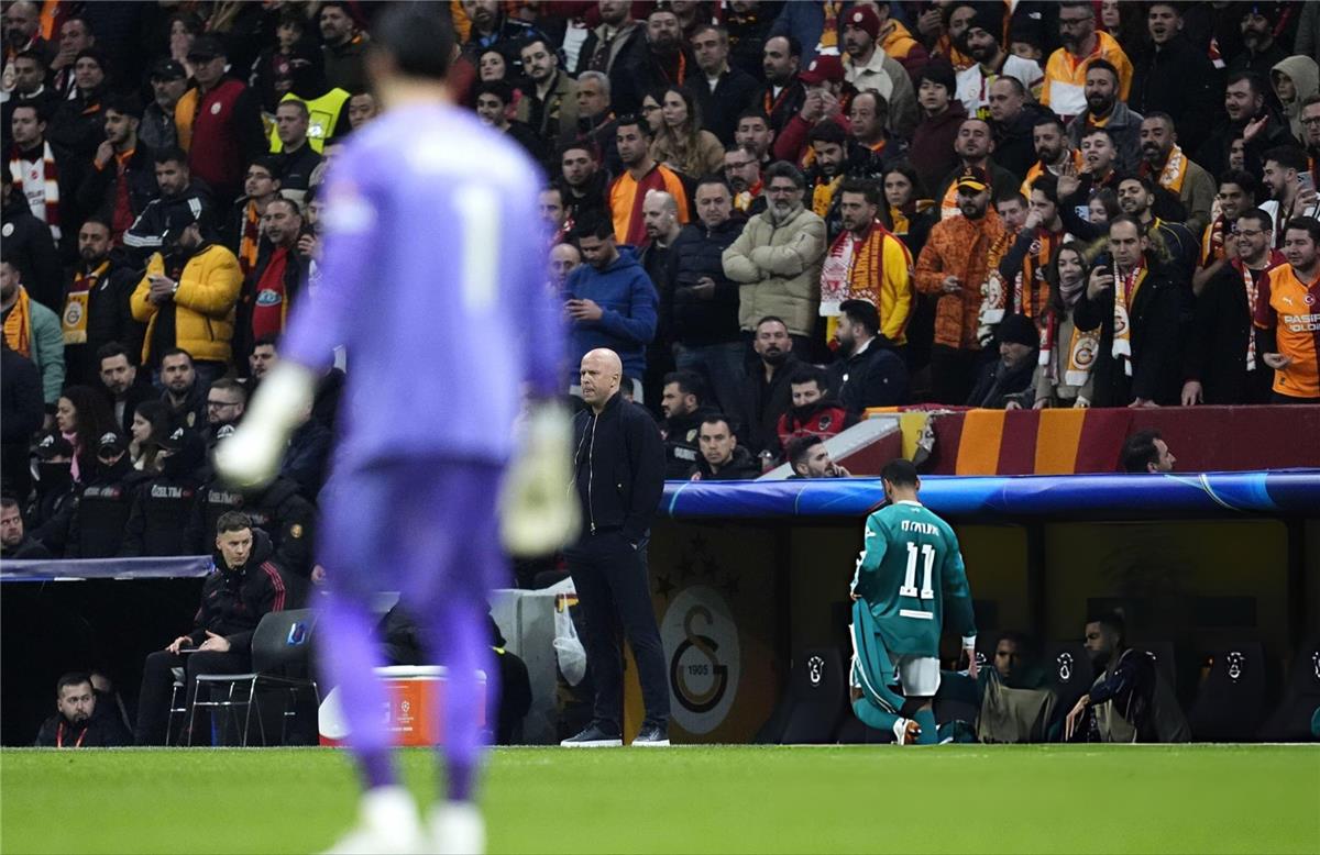 ردود أفعال جماهير ليفربول على أداء محمد صلاح أمام جالطة سراي: أقيلوا سلوت الغبي 