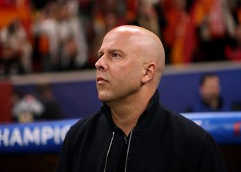 سلوت ينتقد لاعبي ليفربول بعد الهزيمة أمام جالطة سراي تلقينا درس ا