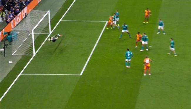 تصدي جيورجي مامارداشفيلي العالمي يحرم جالطة سراي من هدف امام ليفربول