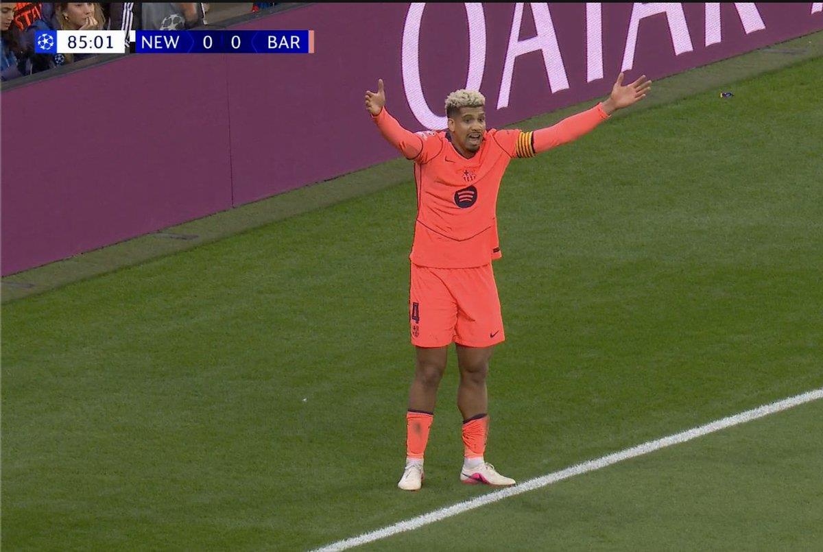 أراوخو يلوم الحكم على هدف نيوكاسل أمام برشلونة 