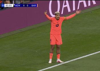 أراوخو يلوم الحكم على هدف نيوكاسل أمام برشلونة