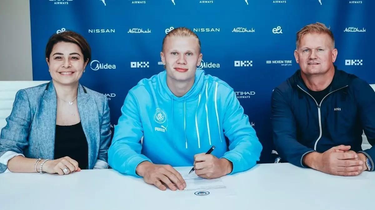 وكيلة هالاند تحسم الجدل بشأن مفاوضات برشلونة