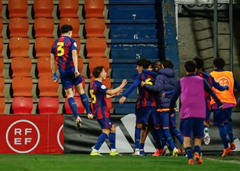 ردود أفعال جماهير برشلونة على أداء حمزة عبد الكريم أمام ديبورتيفو لاكورونيا يركض مثل هالاند