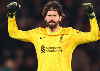 أليسون يشيد بزميله في ليفربول لديه عقلية الفوز وقادر على صنع الفارق