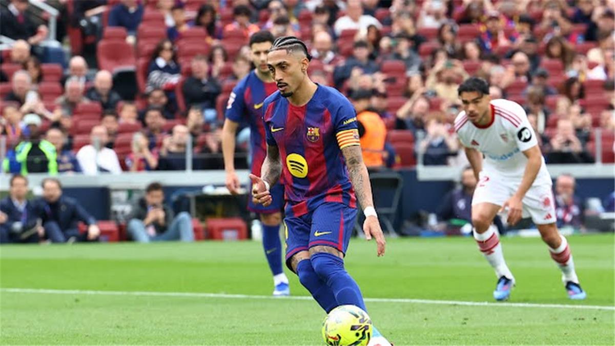 فيديو | رافينها يسجل هدف برشلونة الأول أمام إشبيلية في الدوري الإسباني