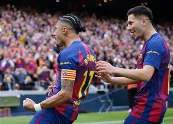 خبير تحكيمي يوضح مدى صحة ركلتي جزاء برشلونة أمام إشبيلية