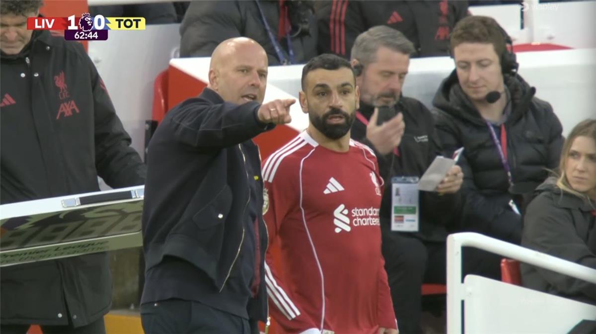 سلوت ينفعل بسبب محمد صلاح في مباراة ليفربول وتوتنهام 