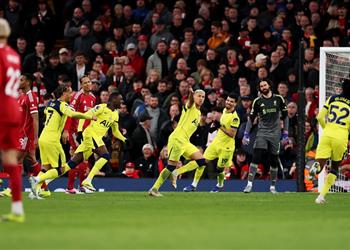 مايكل أوين يلوم سلوت على إراحة لاعبي ليفربول أمام توتنهام لا يمكنك فعل ذلك