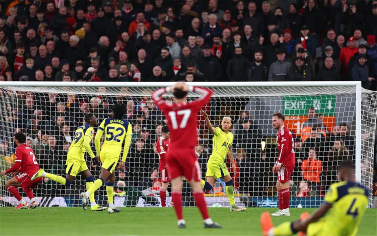 روي كين يوجه انتقادات لاذعة لـ ليفربول: هناك مشاكل خفية ولا أستوعب مستواهم