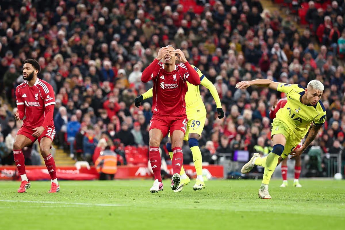 رئيس لجنة الحكام السابق: لاعب ليفربول أفلت من الطرد أمام توتنهام