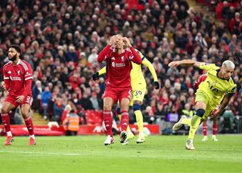 رئيس لجنة الحكام السابق لاعب ليفربول أفلت من الطرد أمام توتنهام