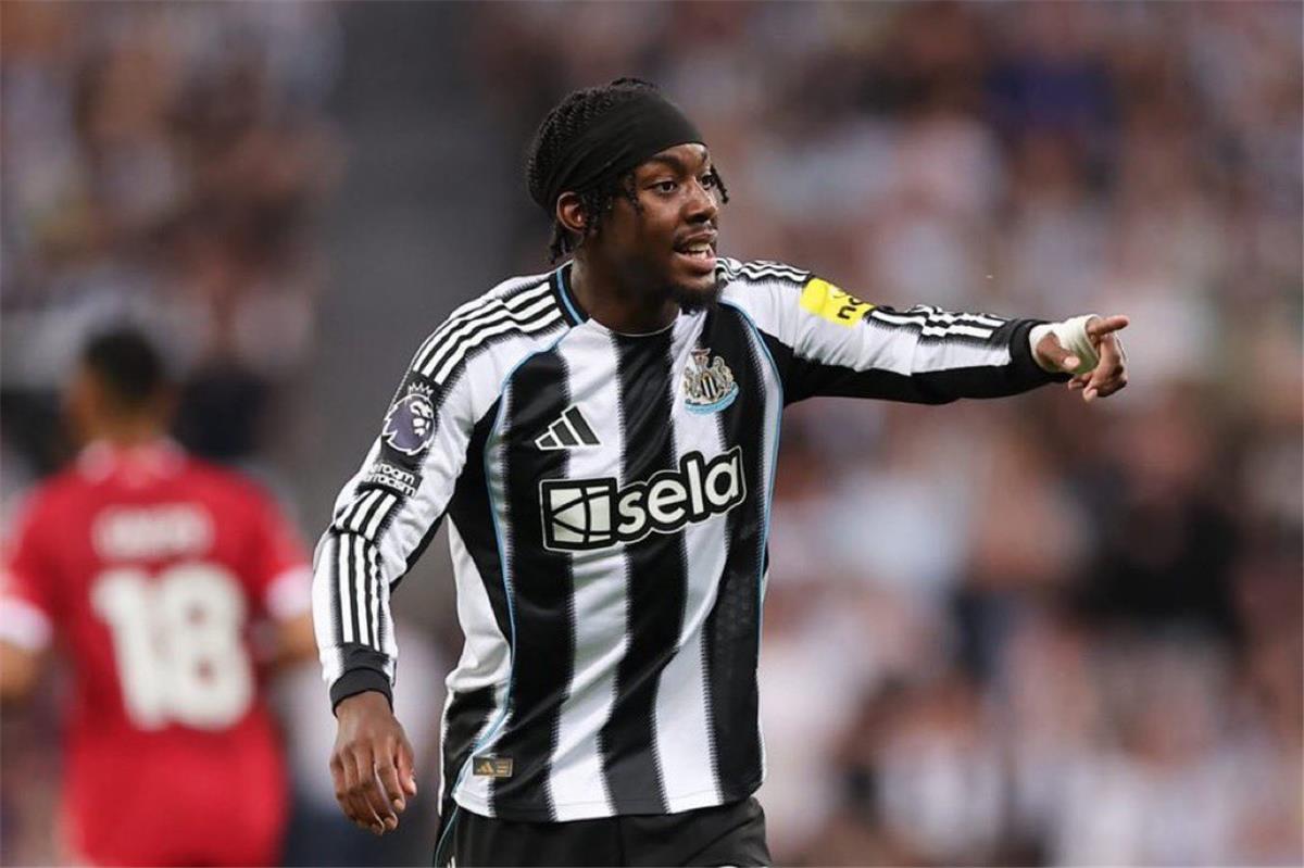 إيلانجا يسجل هدف تعادل نيوكاسل أمام برشلونة