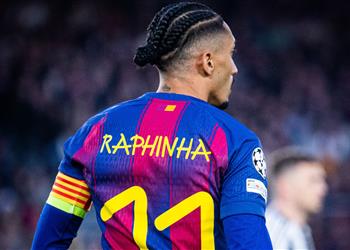 فيديو لا يعرفون الرحمة رافينها يسجل هدف برشلونة السابع أمام نيوكاسل