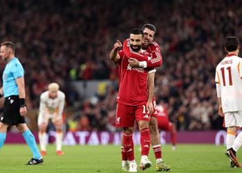 فيديو محمد صلاح يطلب مغادرة مباراة ليفربول وجالطة سراي ويتوجه لغرفة الملابس