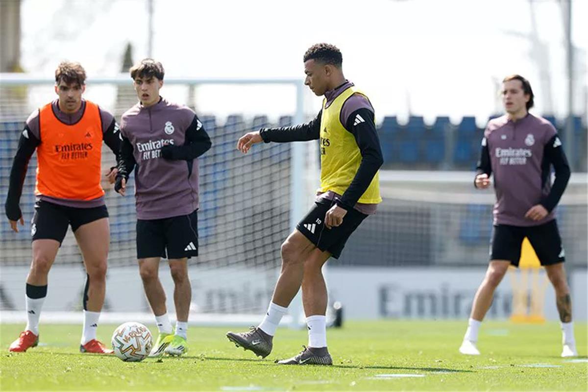 قائمة فرنسا لمباراتي البرازيل وكولومبيا ودياً.. موقف كيليان مبابي 