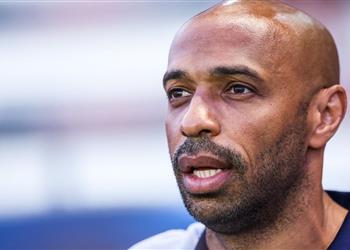 هنري يشيد بلاعب ليفربول قادر أن يكون من النخبة في مركزه