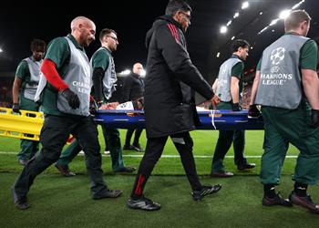 قطع بعقلة إصبعه تحقيق عاجل من يويفا وليفربول بعد إصابة لاعب جالطة سراي